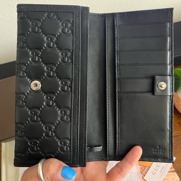 Gucci wallet, in excellent used condition. No tears, discoloration or wear. - Picture 2 of 12
